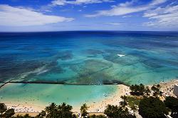 ハワイはオアフ島のワイキキビーチをホテルの部屋から捉えた風景